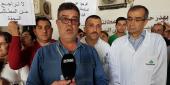 سلمان يقرأ البيان وبدا الى جانبه مدير المستشفى د. كلاكش