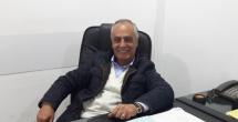 أبو خضر محسن جمعة مع بعض أصدقائه في إحدى جلساته المرحة