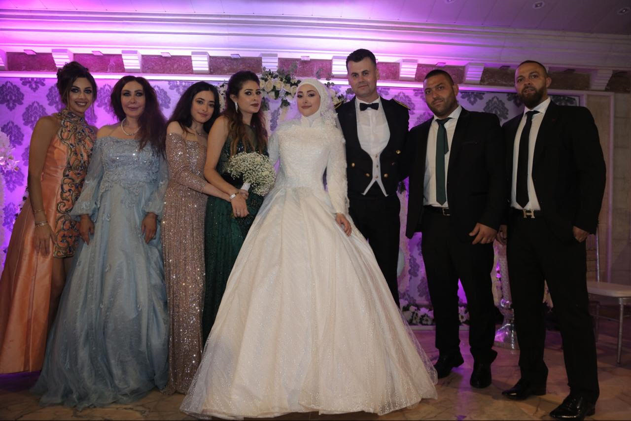 والدة العروس سيدة الأعمال زهرة عبدالله مع العروسين علي ونور وكريمتيها ملاك وليال وصهريها سمير البزري وشادي شاهين