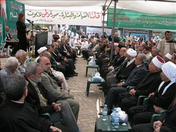 طفلة فوق الاضرحة