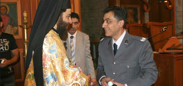 الارشمندريت خليل يتقبل التهاني من الرائد هاني خليفة (عن موقع صور سيتي)