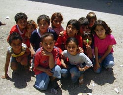 الصورة مسلية في يوم خرق فيه الغرباء عزلتهم