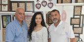 الفنانة ابو دهن امام بعض اعمالها