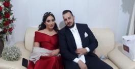 العروسان مع الاهل والاصدقاء
