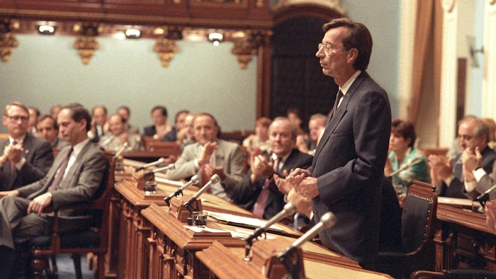 رئيس حكومة كيبيك روبير بوراسا متحدثاً في الجمعية الوطنية الكيبيكية 1990 بعد فشل مفاوضات اتفاق لاك ميتش