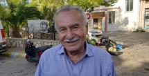 المختار أبو فيروز ليس له أعداء.. في صورة مع صديقه اللدود حسن عكر، منافسه في انتخابات المخترة عن أحد مقاعد الحي الشرقي في الخيام 