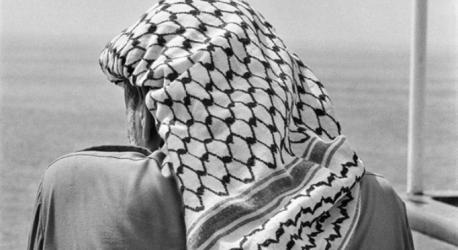 ساعد عدد من رجال الأجهزة الأمنية «حماس» على استحصال السلاح والذخيرة (أ ف ب)