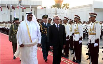 الرئيس سليمان والشيخ حمد يستعرضان حرس الشرف