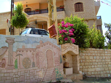 جداريات عند مدخلها