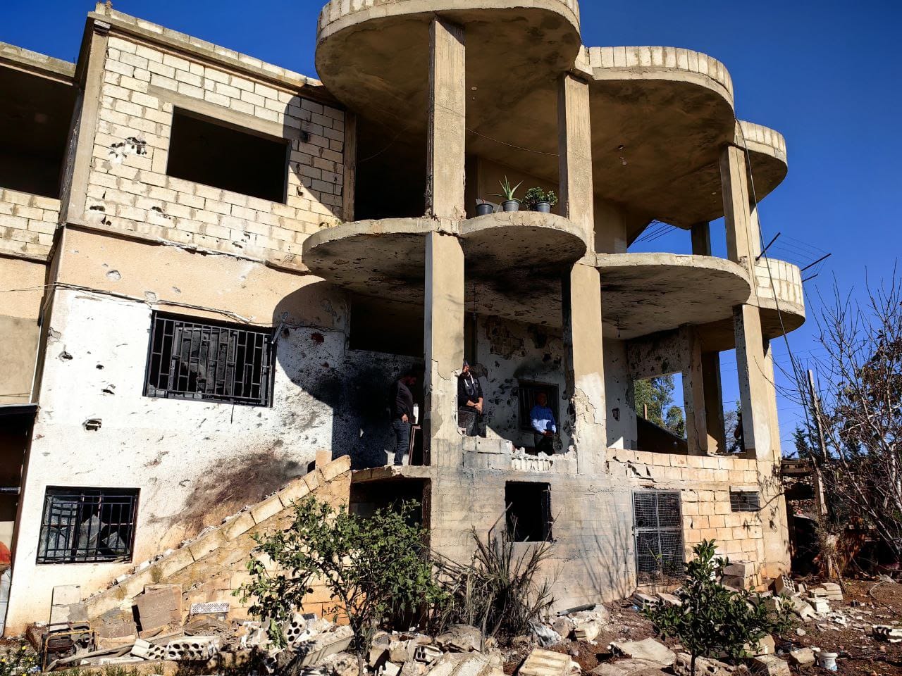 (المنزل الذي استهدفته امس قذيفة إسرائيلية، في بلدة حولا المحاذية أطرافها الجنوبيّة لموقع العباد الإسرائيلي)