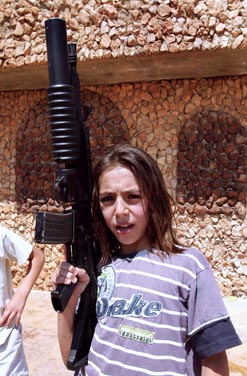 ابنه مهدي البالغ 12 سنة، على خطى والده