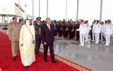 الرئيس سليمان، يرافقه الملك عبدالله يعرض ثلة من الحرس في مطار جدة امس.