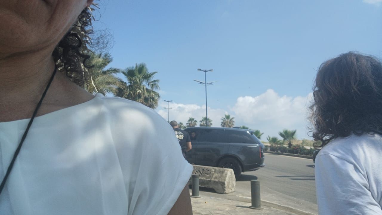  التوتر على أشده بين المودعين الغاضبين وحرس منزل نديم القصّار في الجناح، وشبان وسيارات "مفيّمة وغياب للقوى الأمنية، والمودعون يتحدّونهم