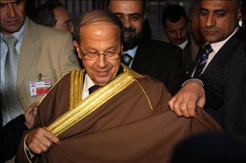  عون يرتدي عباءة أهديت له في الجامع الأموي (أ ف ب)