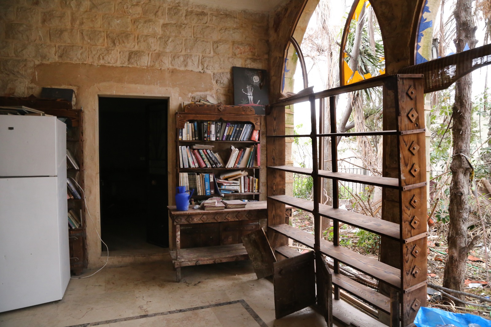 مع كل غارة جديدة يحاول الجنوبيون إنقاذ ما أمكن من صورهم وأرشيفهم (كامل جابر - اندبندنت عربية)