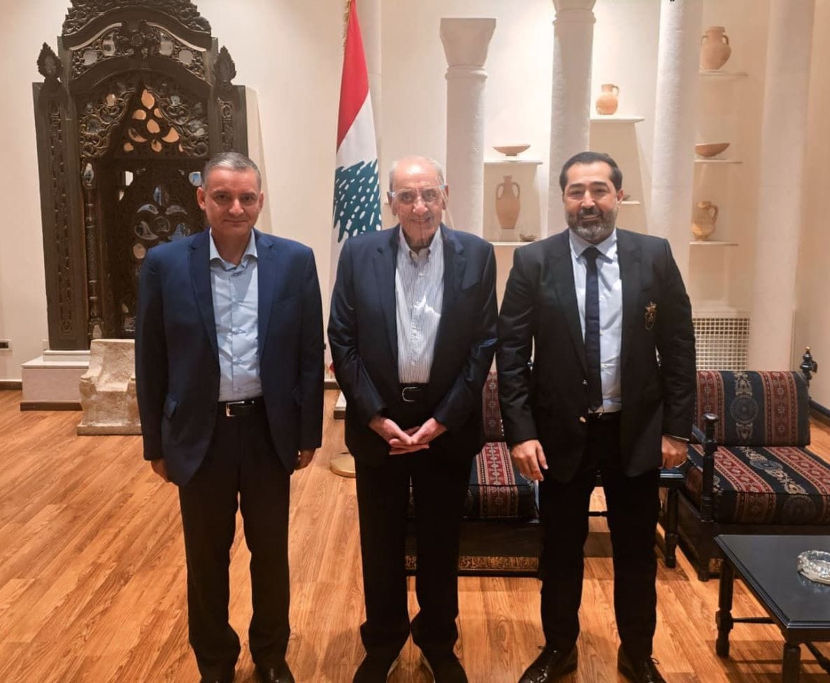 رئيس مجلس النواب نبيه بري مستقبلاً في عين التينة رجل الأعمال علي قصب بحضور المسؤول التنفيذي في حركة أمل مصطفى فوعاني - أرشيف