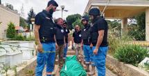 مسعفون ينقلون جثة قبل دفنها جنوب لبنان (كامل جابر - اندبندنت عربية)