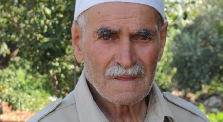 كان الحاج أبو توفيق يمضي نحو ست ساعات كل يوم في بستانه المحاذي للطريق المؤدية إلى الوطى