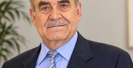 المرحوم أبو غالب يوسف السيد علي (في الصورة محتضناً صديقيه أبو سعيد مهنا وأبو فادي ضاوي)، تقديراً منه لأهمية المشروع وثقته بالشباب، فتح دفتر الشيكات وطلب من أبي صالح يوسف حسان كتابة المبلغ الذي يرتأيه