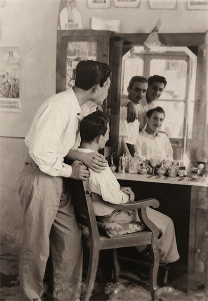 الحلّاق أبو عفيف صبّاغ في صالونه الخاص عام 1952