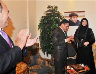 القنطار يضع المحبس في يد برجاوي ويبدو لحود مصفقاً (علي علوش)