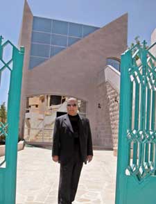 المرحوم محمد طويل يتابع اللمسات الأخيرة للمركز