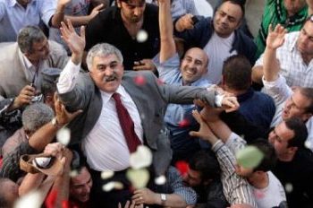 اللواء علي الحاج محمولاً على الأكتاف