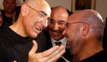 العميد مصطفى حمدان يتلقّى التهاني في منزله