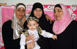 يوسف بين والدته (وسط) وأسيرتين
