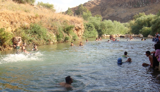 حرروا أجسادهم من ملابسها ونزلوا إلى الماء