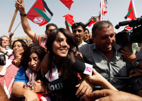 الأسيرة لينان أبو غلمي لدى خروجها من معسكر عوفر في الضفة الغربية