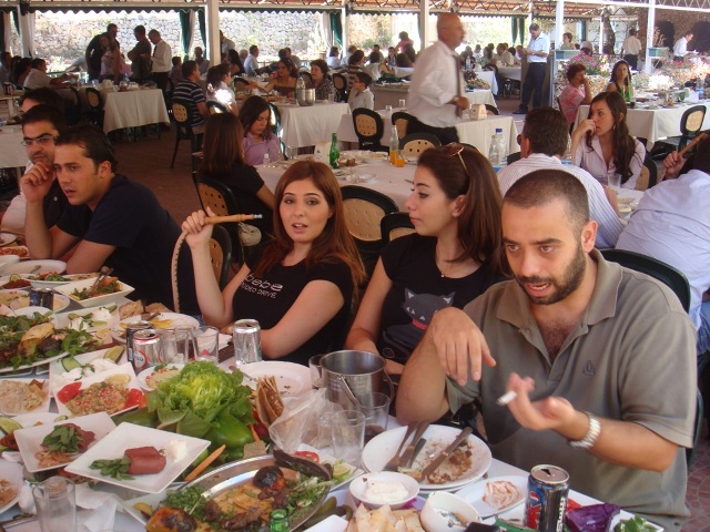 "عجقة" الناس قد زادت على طبيعة المكان جمالاً مضافاً