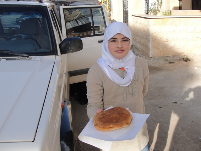 بابتسامة ناعمة قدّمت لي رغيفين من "خبز العباس "