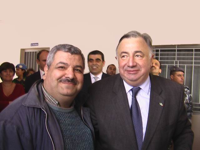 صورة تذكارية لإدوار عشي مع رئيس مجلس الشيوخ الفرنسي جيرار لارشيه