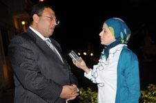 د· ممدوح رشوان متحدثاً للزميلة ثريا حسن زعيتر