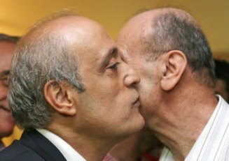 نقيب الأطبّاء المنتخَب الدكتور شرف أبو شرف يتقبّل التهاني من الدكتور أحمد صادق