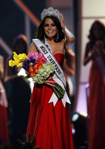 هيمينا نافاريتي ملكة جمال الكون 2010