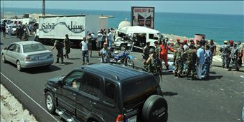 خلال سحب جثث القتلى واسعاف الجرحى على اوتوستراد الجنوب في الجية (فادي أبو غليوم)