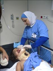 الطفلة عائشة عامر ابو جاموس في مستشفى في صيدا حيث كانت تصرخ وتسأل عن شقيقتها صفاء (محمد صالح)